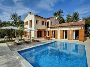 Ferienhaus in Karigador mit Terrasse, Whirlpool und Garten